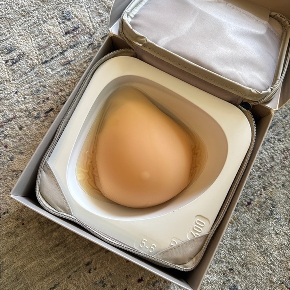 New Amoena breast shaper with air pump - Picture 3 of 6